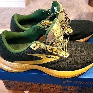 Brooks women's Launch 7, size 8.5. Epic St.Pattys colors green & gold.